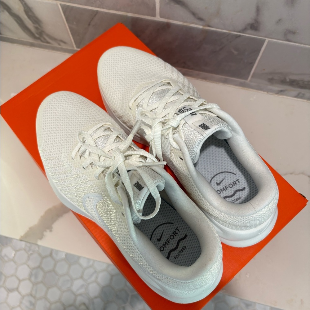 Nike Run Defy Women’s running sneakers
